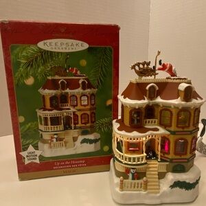 2001 Hallmark Keepsake Up on the Housetop with Light String Adapter